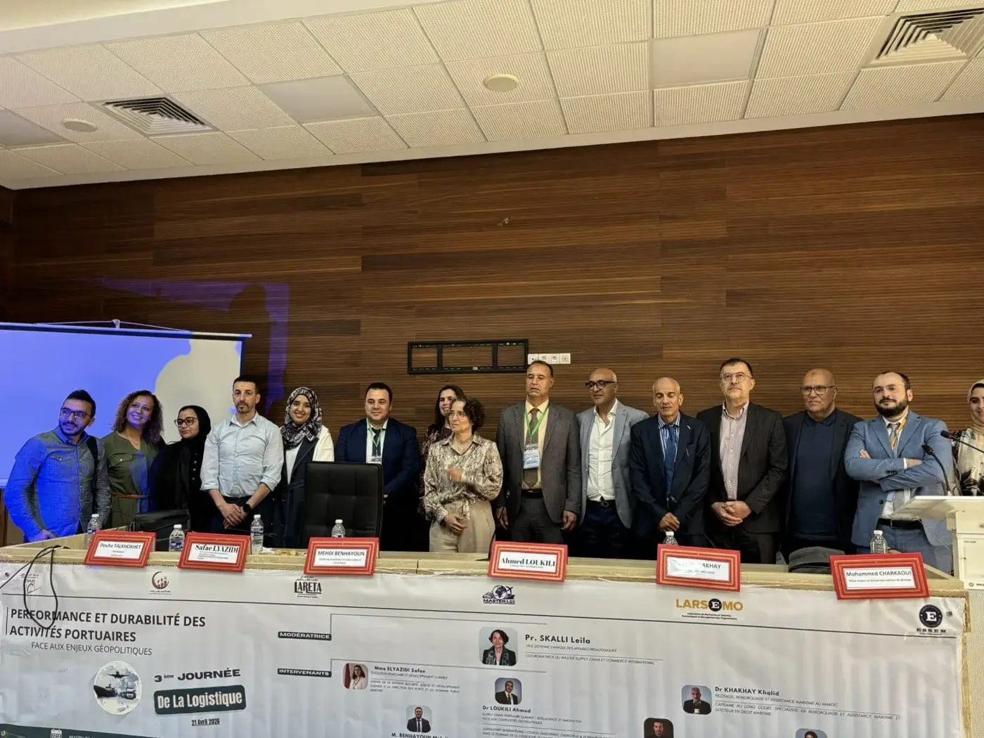 Intervenants et organisateurs de la 3e Journée de la Logistique réunis devant la banderole de l'événement