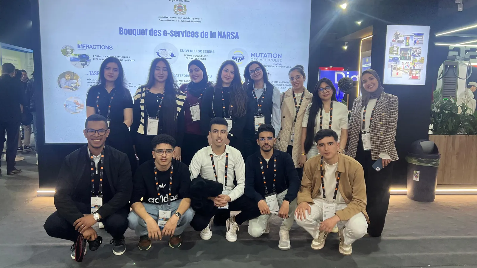 Étudiants posant devant le stand des e-services de la NARSA au GITEX