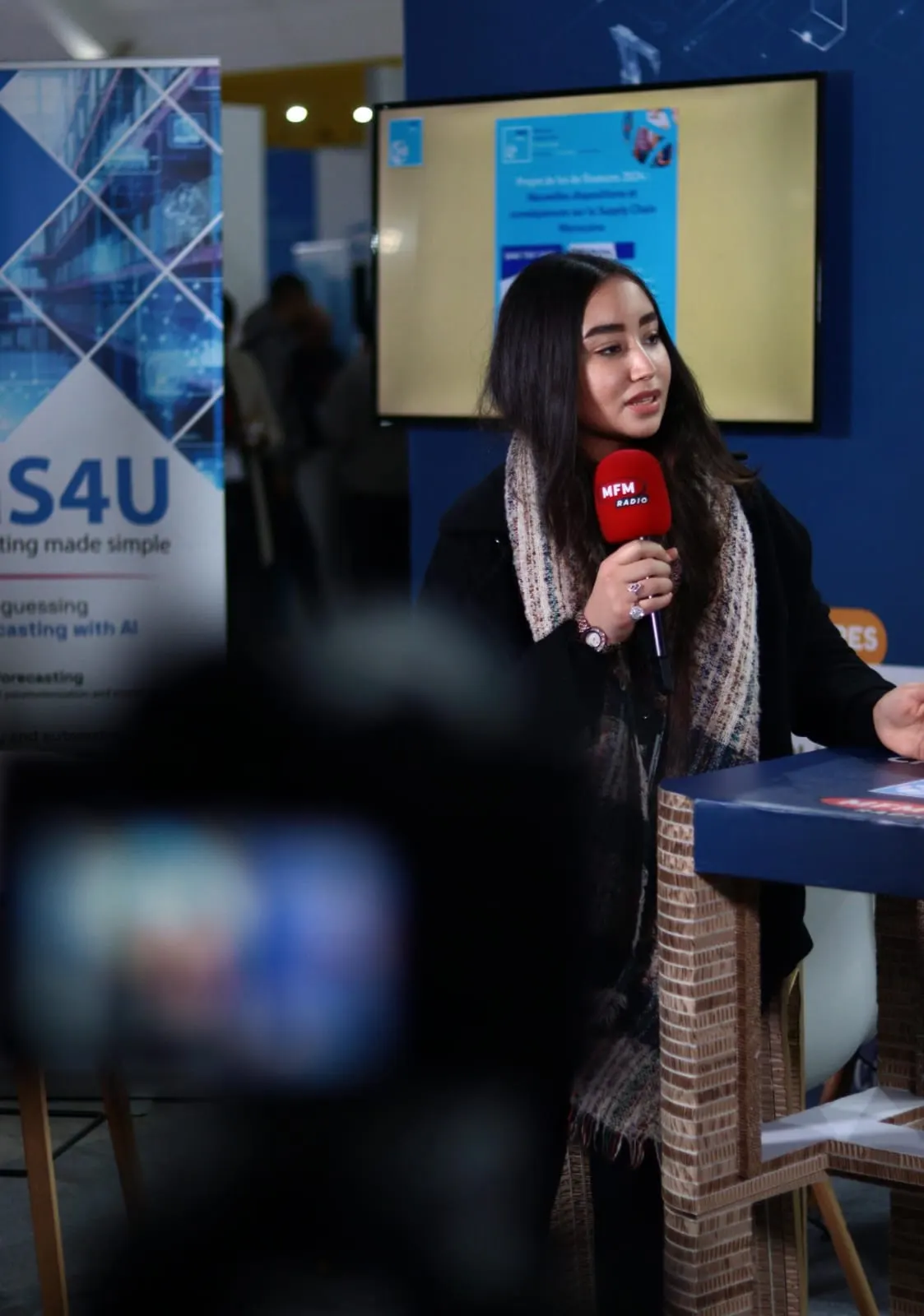 Douha Mellouki, étudiante du Master SCCI, interviewée au micro de MFM Radio sur le salon WAM