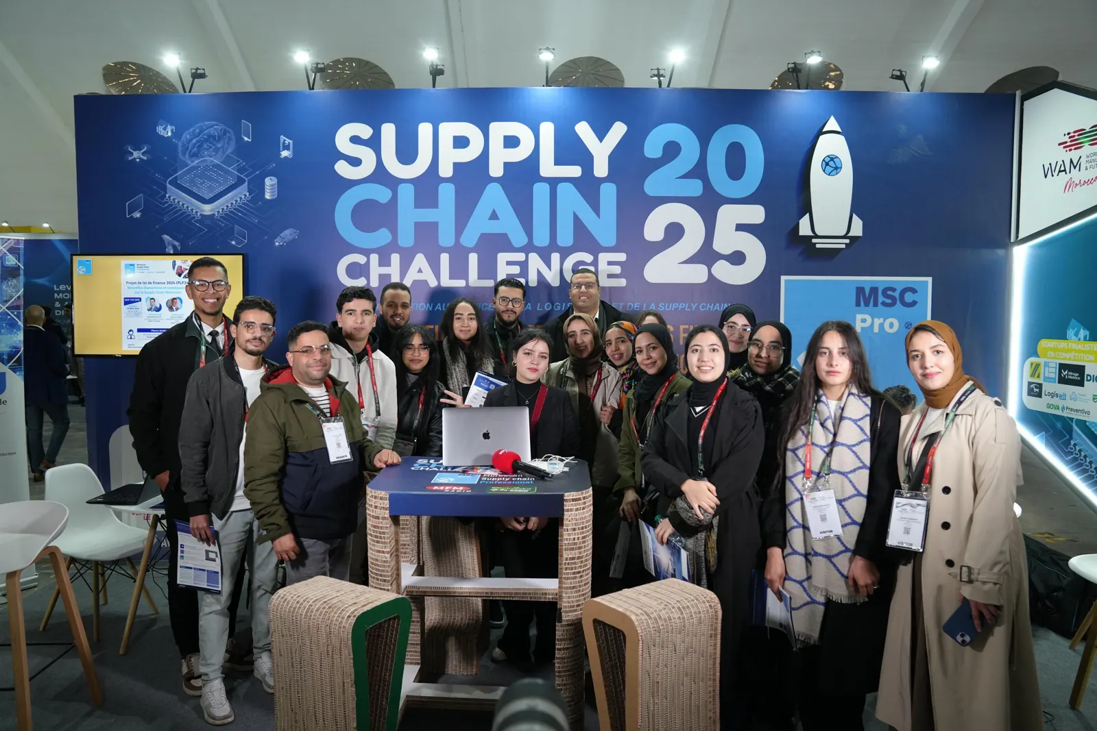 Groupe d'étudiants du Master SCCI devant le stand Supply Chain Challenge 2025 au salon WAM Morocco